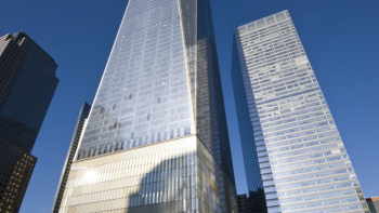 Wieżowiec 1 World Trade Center zbudowany w miejscu bliźniaczych wież WTC w Nowym Jorku. Fot. PAP/EPA/Stephen Chernin