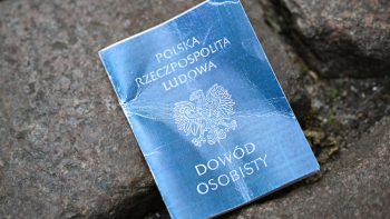 Dowód osobisty z czasów PRL-u. Fot. PAP/Adam Warżawa