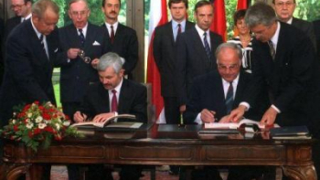 Jan Krzysztof Bielecki i Helmut Kohl przy podpisywaniu traktatów polsko-niemieckich. Fot. PAP/G. Rogiński