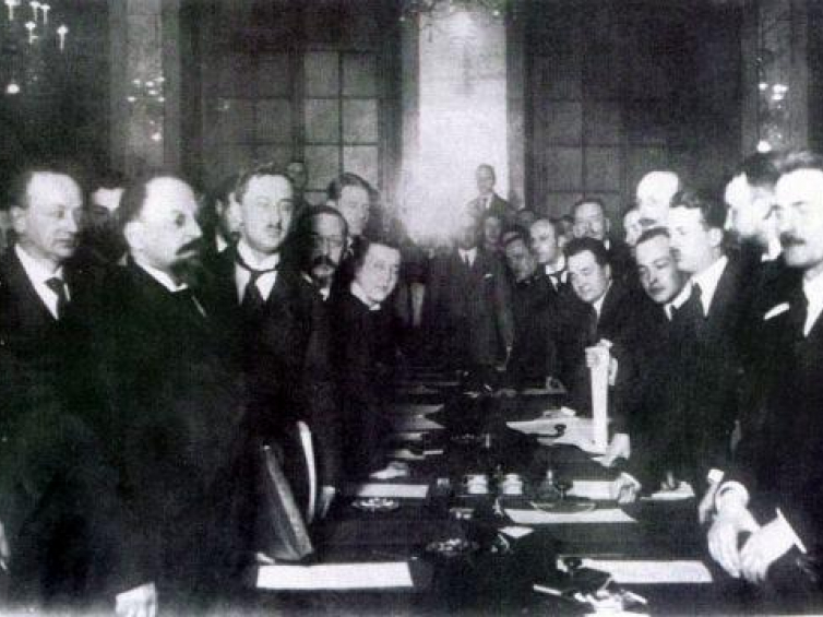Podpisanie traktatu ryskiego. Ryga 18.03.1921. Źródło: Wikimedia Commons