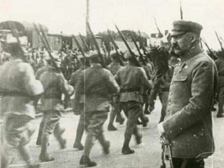 Defilada oddziałów wyruszających na front przed Naczelnym Wodzem Józefem Piłsudskim. 04.1920. Fot. CAW