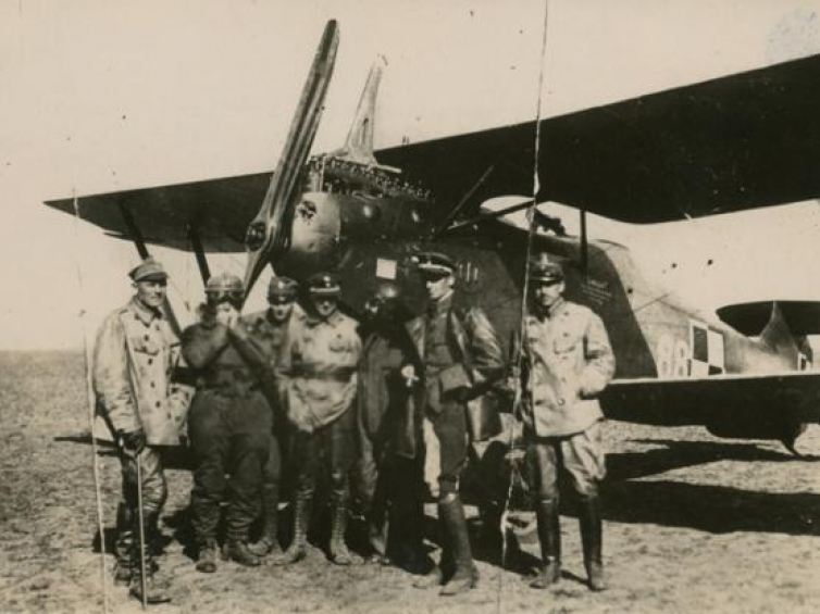 Personel polskiej 9 Eskadry Lotniczej na lotnisku w Połonnem. 04.1920. Fot. CAW