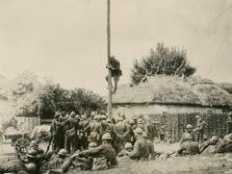 Zakładanie podsłuchu telefonicznego przez 5 kampanię 1 Pułku Piechoty Legionów. Boryspol. 06.1920. Fot. CAW