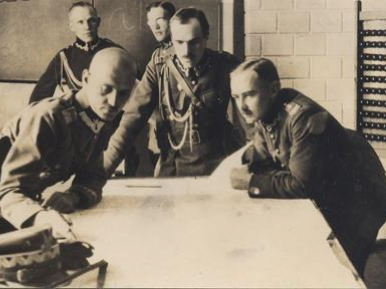 Sztab 5 Armii podczas ustalania planu uderzenia. Pierwszy od lewej gen. Władysław Sikorski. 13.08.1920. Fot. CAW