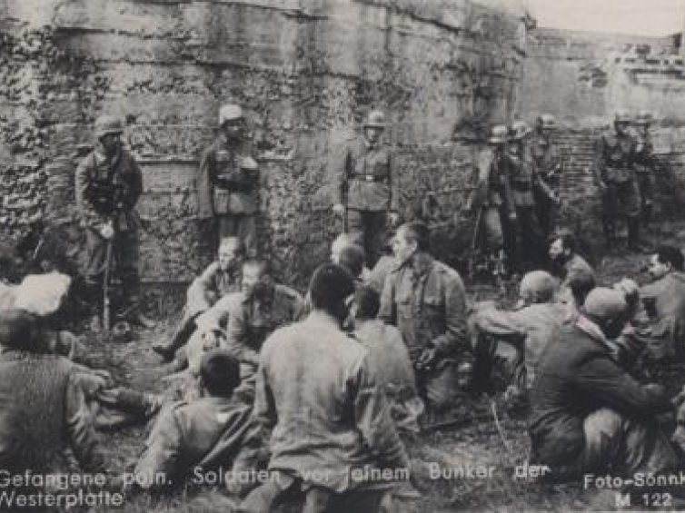 Polscy jeńcy przed bunkrem na Westerplatte. 07.09.1939 r. Fot. CAW