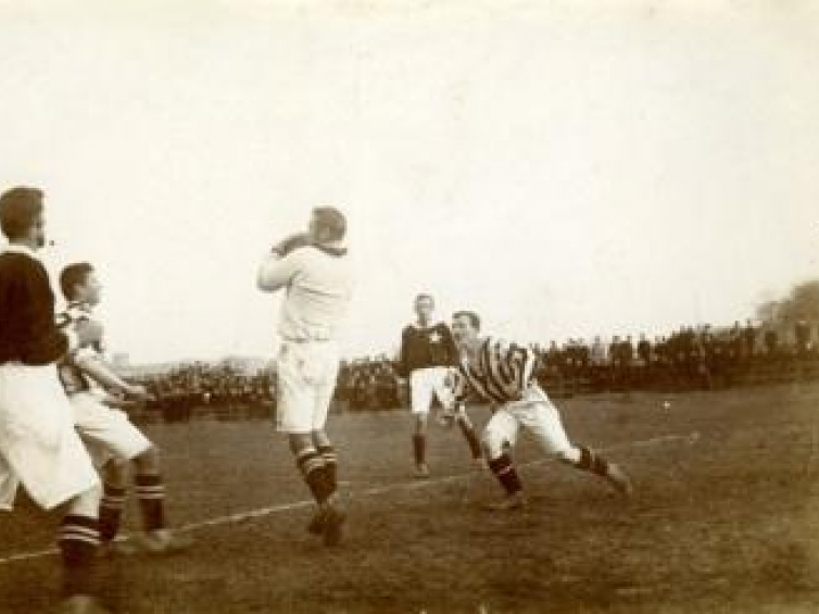 Mecz Cracovia - Wisła. 1913 r. Fot. Muzeum Sportu i Turystyki