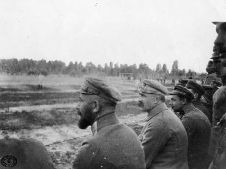 Legiony Polskie. Mecz piłki nożnej pod Optową. Od lewej siedzą: Edward Śmigły-Rydz, Józef Piłsudski. 28 maja 1916 r. Fot. CAW