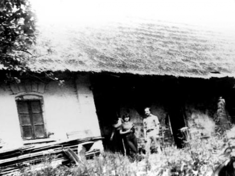Średnia Wieś w Bieszczadach, na zdjęciu dom rodzinny mamy pana Jana Syrnyka. Prawdopodobnie 1983 r. Źródło: archiwum rodzinne J. Syrnyka