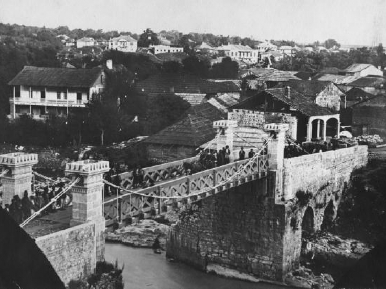 Kutaisi. Most łańcuchowy z V w. 1870-1910. Fot. ze zbiorów Narodowych Archiwów Gruzji (kolekcja D. Ermakova)