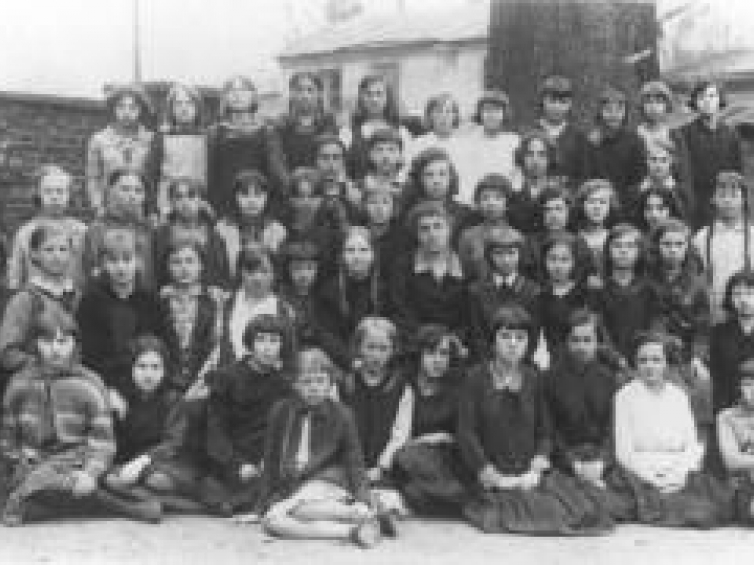 Uczennice szóstej klasy szkoły powszechnej w Olkuszu (rocznik 1931/32).