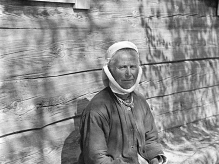 Kobieta poleska. 1936 r. Źródło: Chomętowscy / Fundacja Archeologia Fotografii