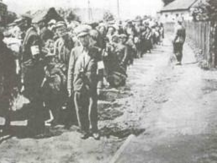 Żydzi przed wywiezieniem w drodze na dworzec kolejowy w Olkuszu