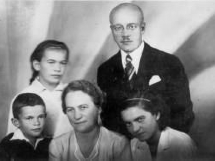 Maria Feczko z mężem Karolem i dziećmi: Marią Teresą i Elżbietą oraz synem Czesławem