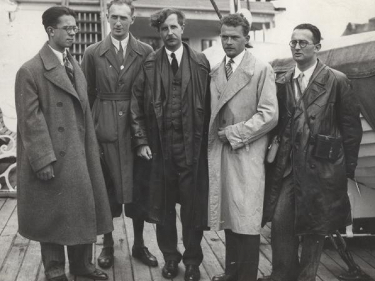 Uczestnicy ekspedycji przed odpłynięciem na Wyspę Niedźwiedzią: S. Siedlecki (1. od lewej), Cz. Centkiewicz (2. od lewej) i W. Łysakowski (czwarty od lewej). Fot. ze zbiorów Muzeum Historycznego w Legionowie