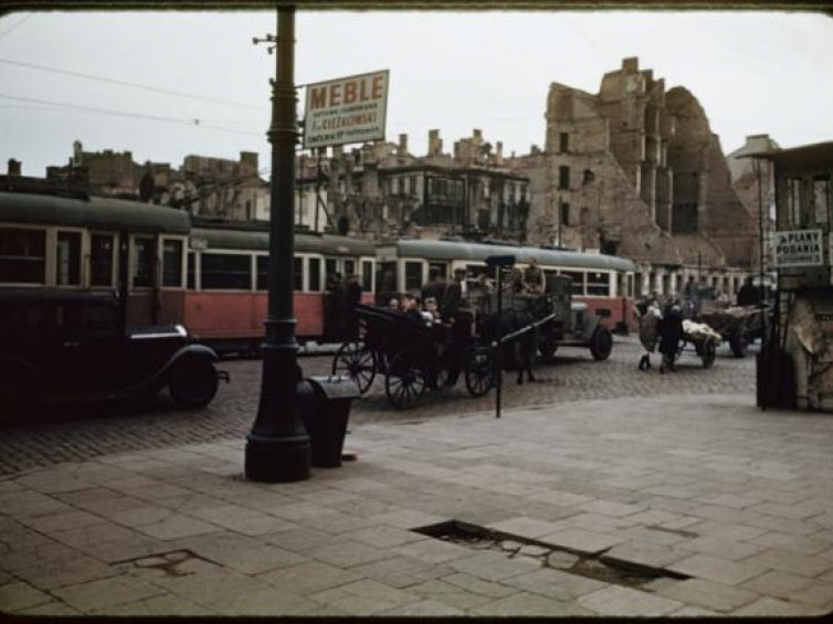 Warszawa, skrzyżowanie Al. Sikorskiego (obecnie Al. Jerozolimskie) i ulicy Nowy Świat. Fot. Henry N. Cobb