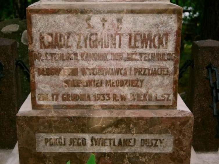 Nagrobek ks.  Zygmunta Lewickiego na cmentarzu Antokolskim, zwanym Słonecznym. Fot. MKiDN