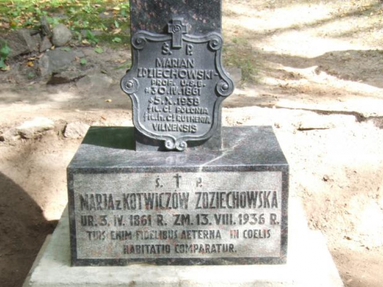 Nagrobek prof. Mariana Zdziechowskiego na cmentarzu Antokolskim, tzw. wojskowym. Fot MKiDN
