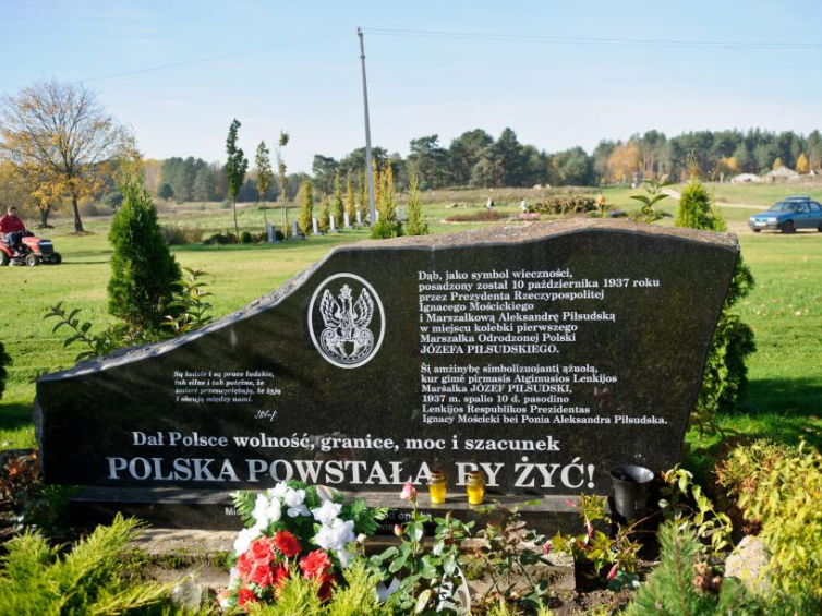 Tablica pamiątkowa w Zułowie. Fot. PAP/Wojciech Pacewicz