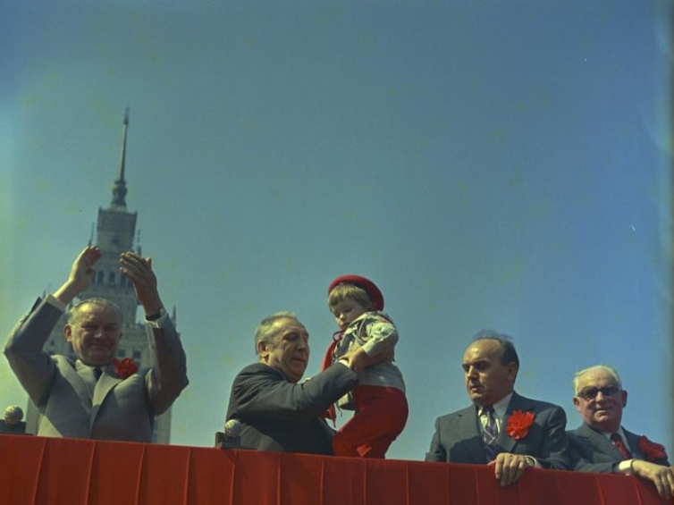 Na trybunie podczas święta 1 maja w 1974 roku. Fot. PAP/Jan Morek