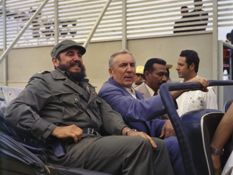 Z Fidelem Castro podczas wizyty na Kubie. 1975 rok. Fot. PAP/Jan Morek