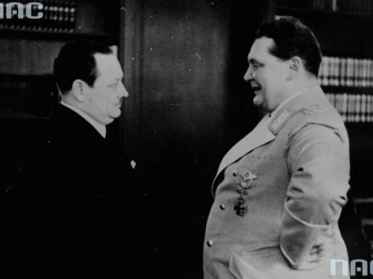 Hermann Goering przyjmuje życzenia od Ericha Kocha z okazji 48 rocznicy urodzin. Fot. NAC