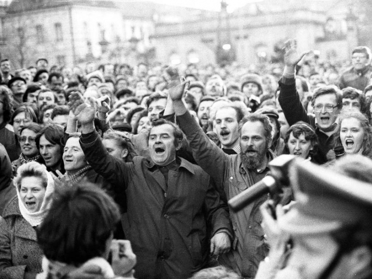 Demonstracja przed budynkiem Urzędu Rady Ministrów po tzw. kryzysie bydgoskim (24 III 1981). Fot. PAP/J. Morek