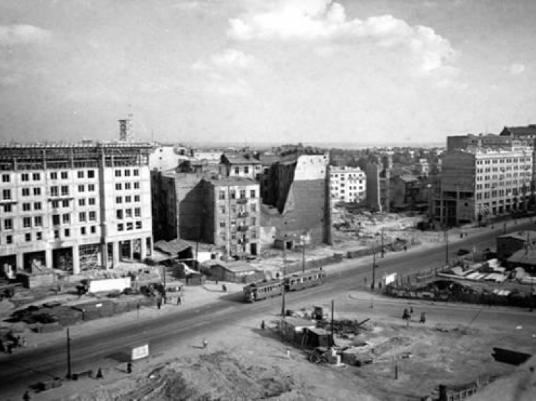 Budowa MDM, ok. 1950 r. Widoczny zarys dawnych zabudowań wzdłuż ul. Marszałkowskiej (Fot. z arch. ISPAN nr Poz.2x)