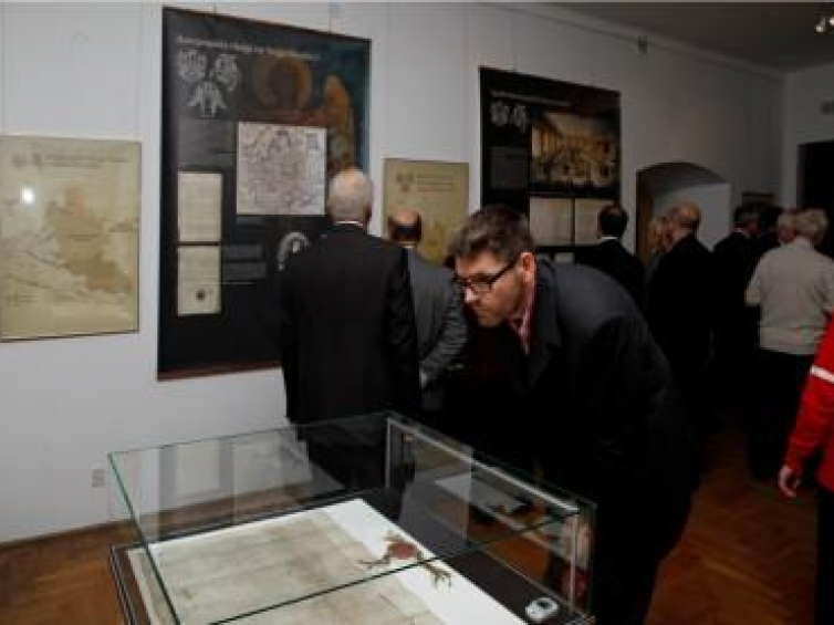 Na wystawie pokazano archiwalne dokumentny dotyczące unii polsko-litewskiej. Fot. MHP