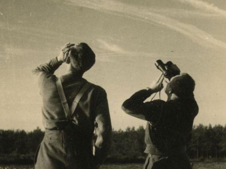 Henryk Kątny (z lewej) w Normandii, 1944. Zbiory Henryka Kątnego/AHM