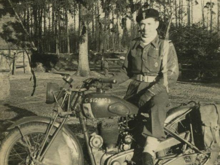 Tadeusz Antoszewski na motorze BESA 500, Niemcy, 1946 r. Zbiory Tadeusza Antoszewskiego/AHM
