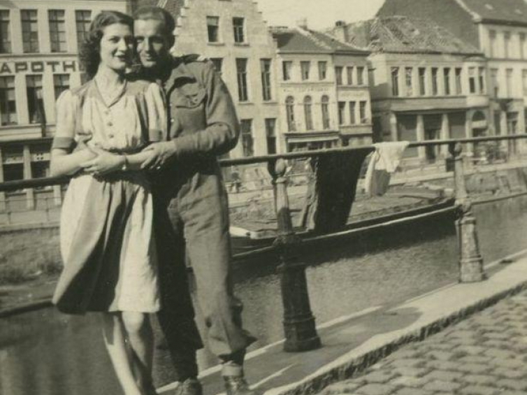 Eustachy Jaroszenko ze swoją holenderską przyjaciółką w Bredzie, prawdopodobnie 1946 r. Zbiory Eustachego Jaroszenki/AHM