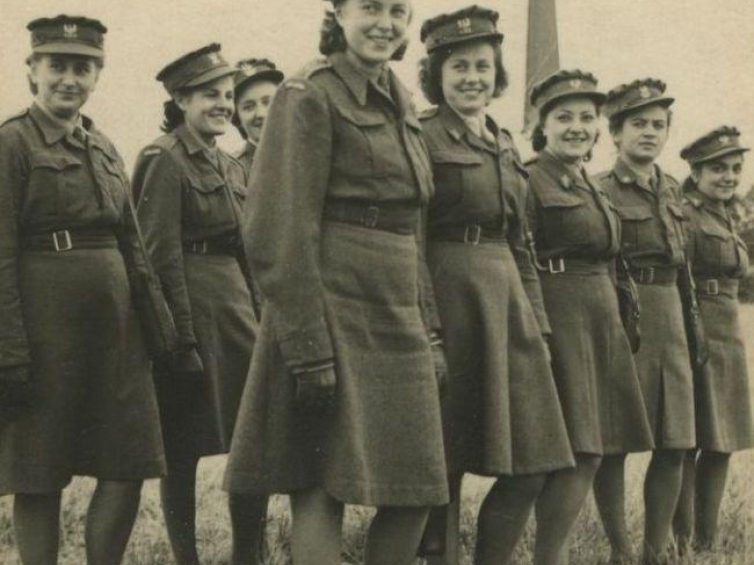 Żołnierki Pomocniczej Służby Kobiet, byłe więźniarki obozu jenieckiego Oberlangen, Niemcy, 1945 lub 1946 r. Zbiory Franciszka Gdańca/AHM