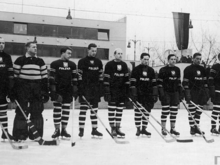 Polska drużyna hokejowa przez meczem z Czechosłowacją. Piąty z lewej Tadeusz Adamowski. 1933 rok. Fot. NAC