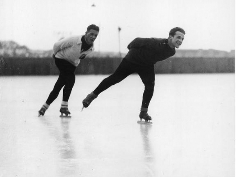 Janusz Kalbarczyk (pierwszy z prawej) podczas mistrzostw Polski w łyżwiarstwie szybkim. 1931 r. Fot. NAC