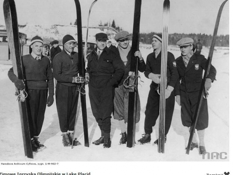 Polscy narciarze na olimpiadzie w Lake Placid w 1932 r. Drugi z lewej Bronisław Czech. Drugi z prawej Stanisław Marusarz. Fot. NAC