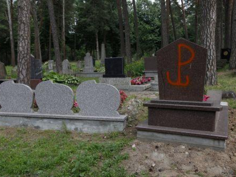 Symbol Polski Walczącej namalowany na płycie nagrobnej w starej części mizaru w Kruszynianach. Fot. PAP/A. Reszko