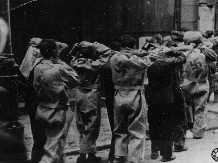 Volksdeutsche złapani na Powiślu. 15.08.1944 r. Źródło: CAW