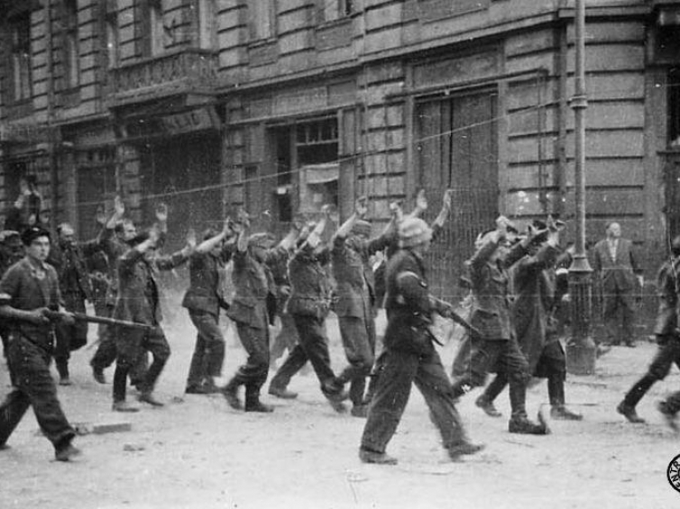 Jeńcy niemieccy z dużej PAST-y prowadzeni ul. Zielną. 21.08.1944 r. Źródło: CAW