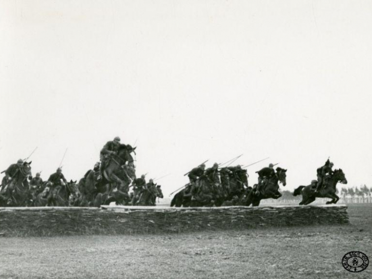 Pluton szwadronu liniowego 7 Pułku Ułanów Lubelskich w czasie skoku przez przeszkodę. 1939 r. Fot. CAW