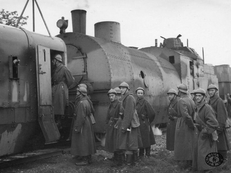 Polski pociąg pancerny z obsługą. 1937 r. Fot. CAW