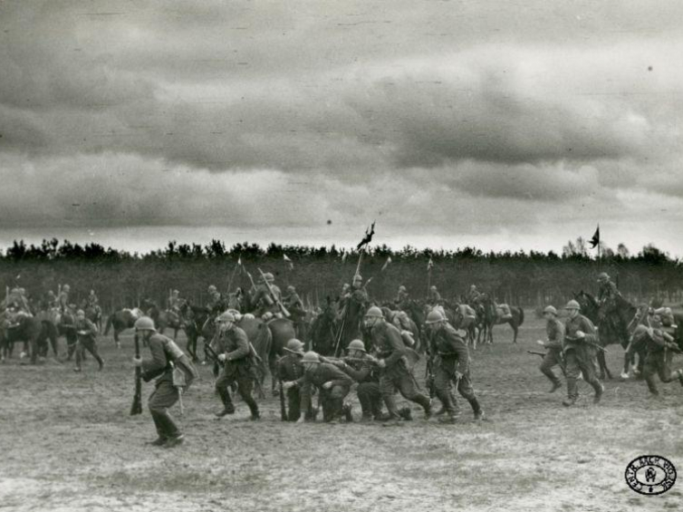 Spieszeni żołnierze szwadronu liniowego 7 Pułku Ułanów Lubelskich w przygotowaniu do natarcia. 1939 r. Fot. CAW