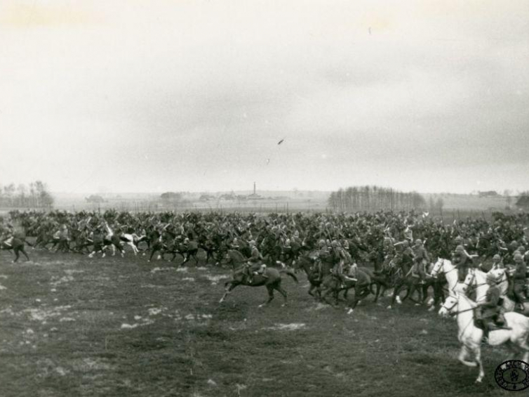 Żołnierze 7 Pułku Ułanów Lubelskich w galopie. 1939 r. Fot. CAW