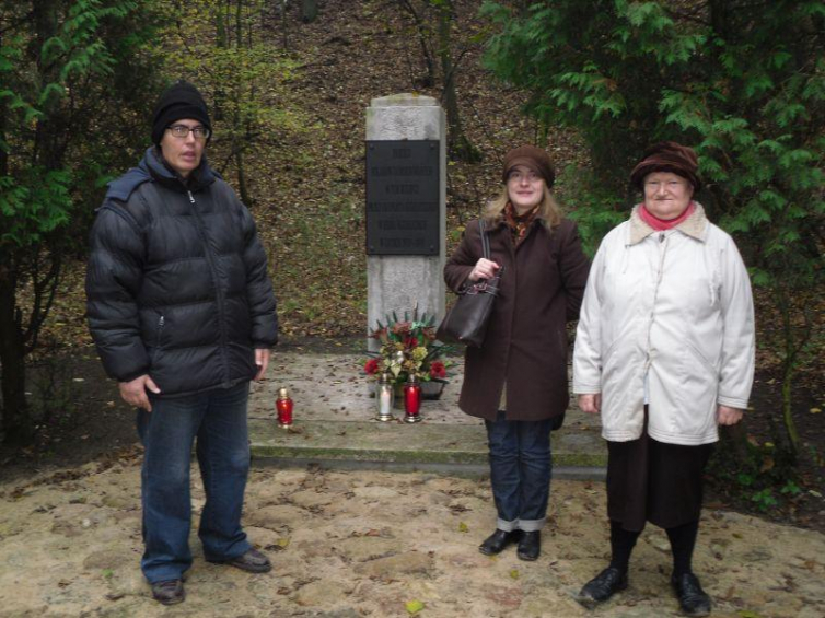 Akcja „Zapal znicz pamięci” 2014. Dębiny przy Pomniku Pomordowanych. Fot. Arleta Grzybowska