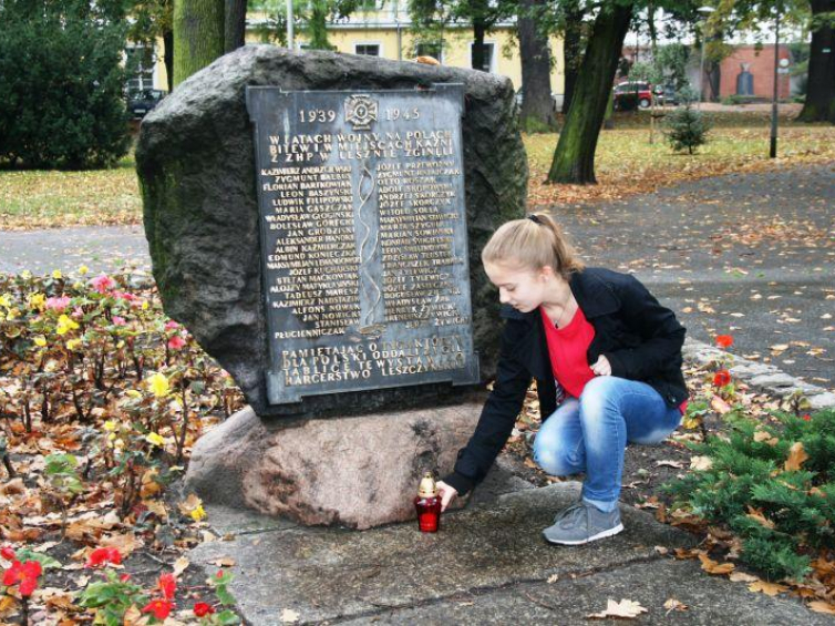 Akcja „Zapal znicz pamięci” 2014. Uczennice I LO w Lesznie przed pomnikami w Lesznie. Fot. Adrianna Szyszkowiak