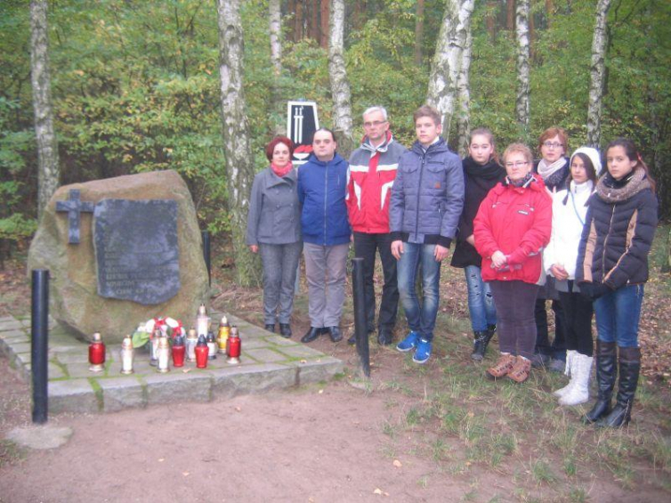 Akcja „Zapal znicz pamięci” 2014. Obelisk upamiętniający 9 pomordowanych polskich patriotów z Murowanej Gośliny. Fot. Dariusz Paprocki