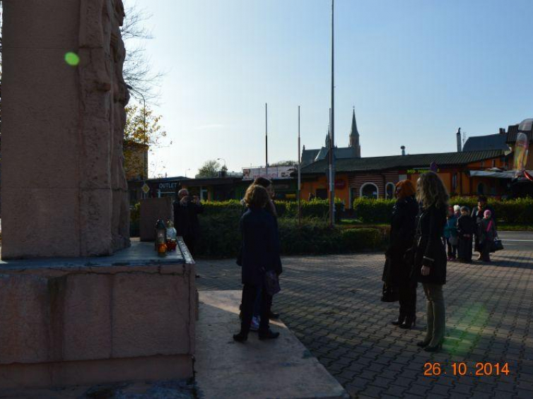 Akcja „Zapal znicz pamięci” 2014. Uczniowie Szkoły Podstawowej nr 5 im. UNICEF w Turku wraz z nauczycielkami historii. Pomniku pamięci pomordowanych we wrześniu 1939 r. Fot. Aputsi