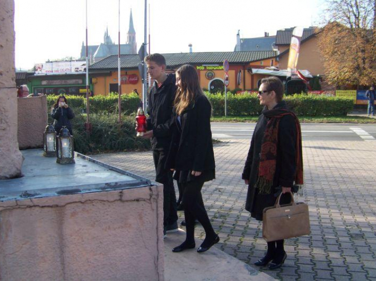 Akcja „Zapal znicz pamięci” 2014. Uczniowie i nauczyciele Gimnazjum nr 1 w Turku przed pomnikiem ofiar II wojny światowej upamiętniającym egzekucje miejscowej ludności z września 1939 r. Fot. Beata Grzelka
