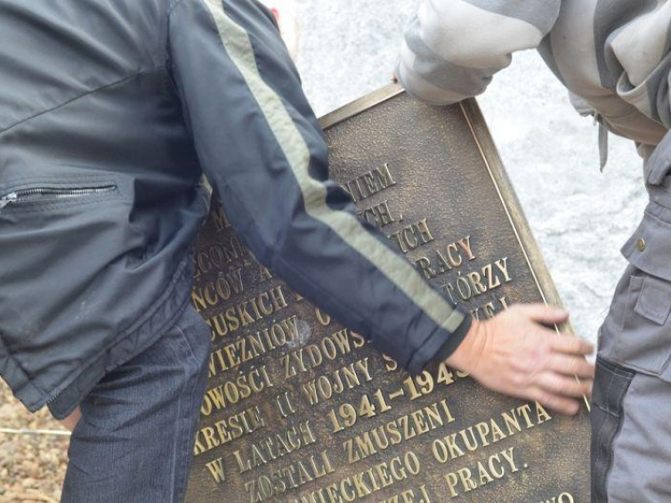Głaz upamiętniający więźniów niemieckiego obozu pracy w Gołuskach. Fot. Adam Mendrala, Urząd Gminy Dopiewo