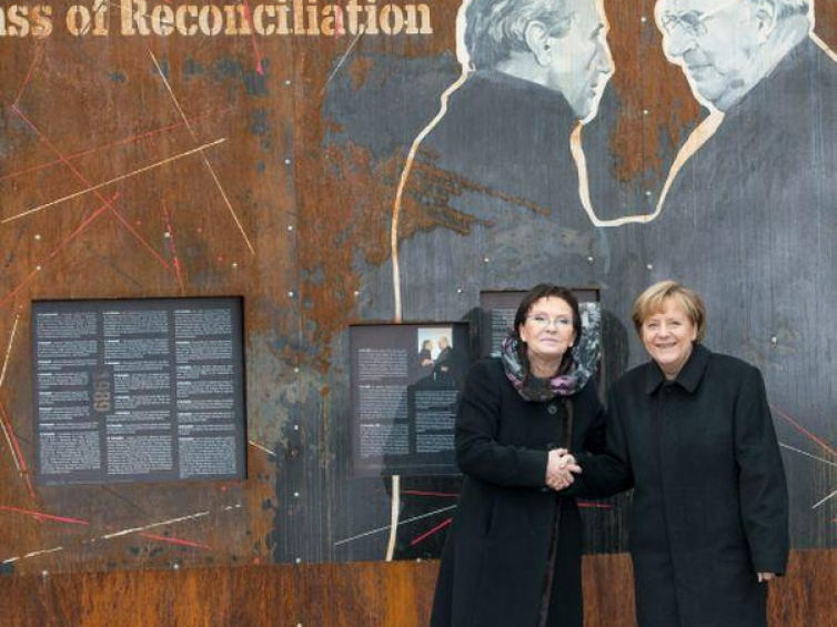 Premier Ewa Kopacz i kanclerz Niemiec Angela Merkel zwiedzają wystawę „Odwaga i pojednanie” przygotowaną przez Muzeum Historii Polski na terenie zespołu pałacowego w Krzyżowej, gdzie odbywają się uroczystości związane z 25. rocznicą Mszy Pojednania. Fot. PAP/M. Kulczyński