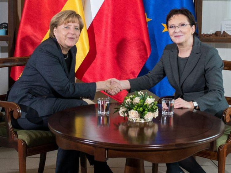 Kanclerz Niemiec Angela Merkel i premier Ewa Kopacz podczas spotkania w siedzibie Fundacji „Krzyżowa” dla Porozumienia Europejskiego w Krzyżowej, gdzie odbywają się uroczystości związane z 25. rocznicą Mszy Pojednania. Fot. PAP/M. Kulczyński